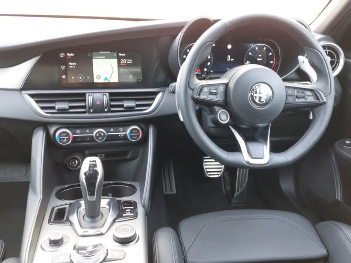 2025-alfa-romeo-giulia-20-veloce-big-6