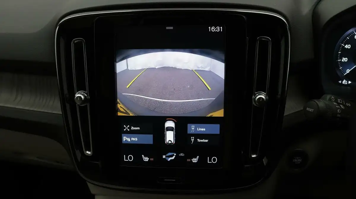 2019-volvo-xc40-20-t4-inscription-awd-big-25