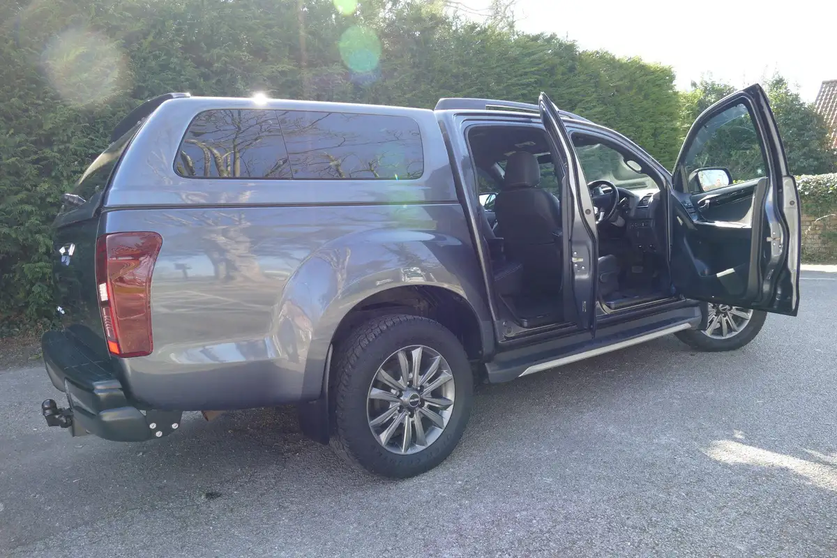 2019-isuzu-d-max-19td-blade-auto-big-4