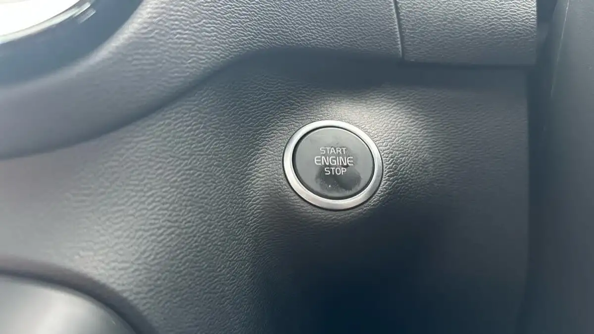 2025-volvo-xc40-20-b3-ultra-dark-big-22