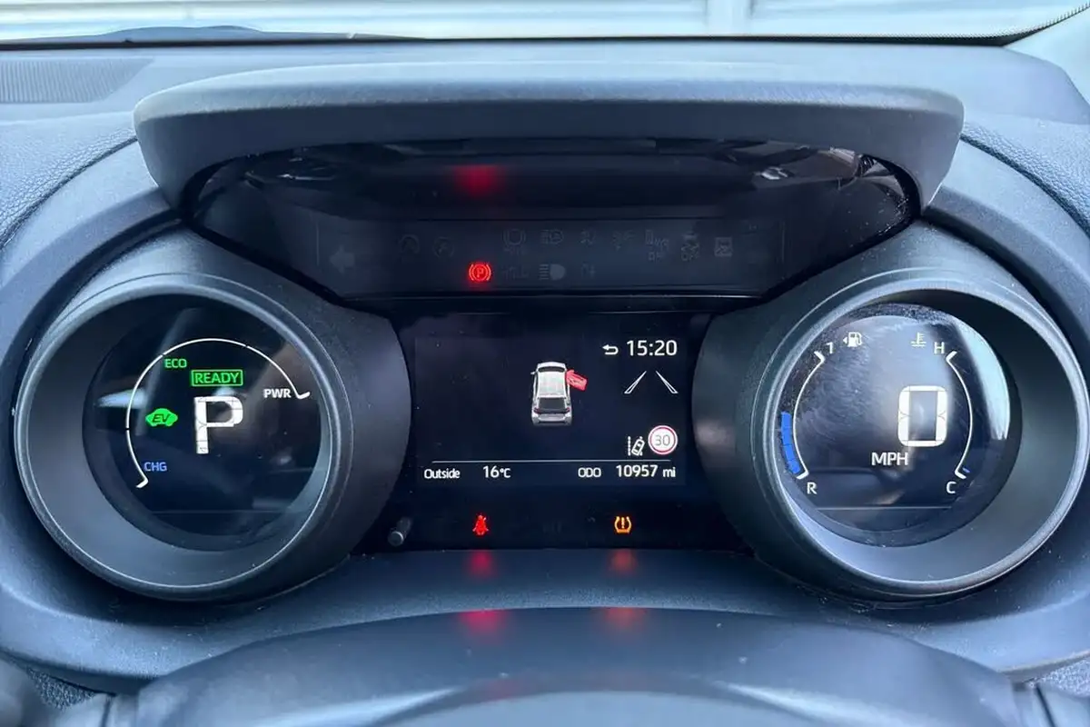 2022-toyota-yaris-15-vvt-i-design-big-28