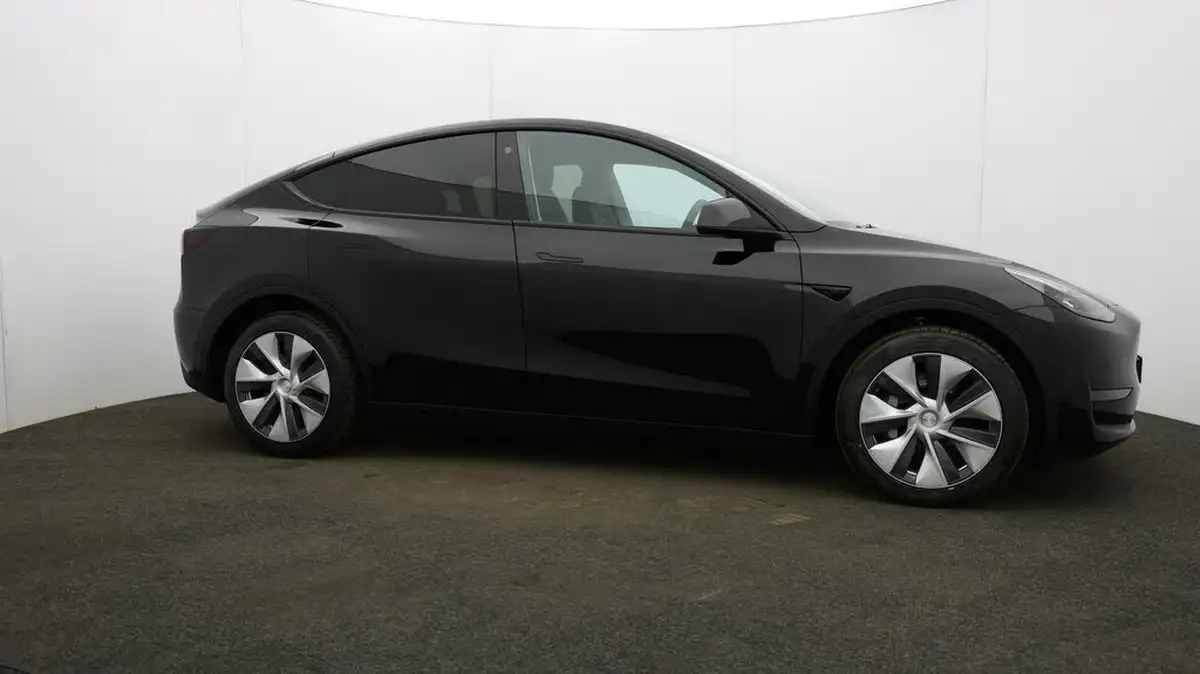 2022-tesla-model-y-e-long-range-big-7