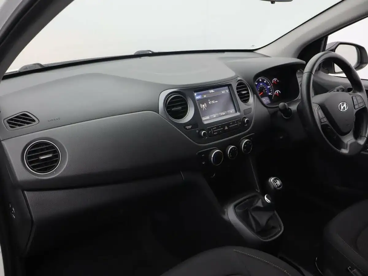 2019-hyundai-i10-10-play-big-22