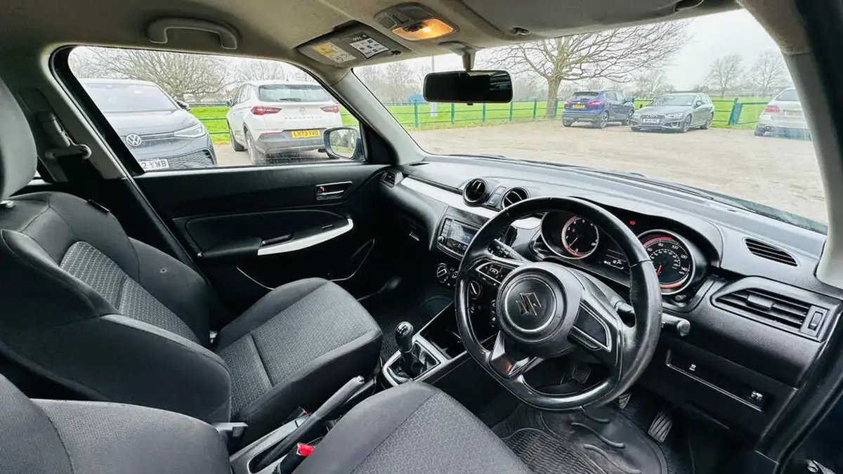 2019-suzuki-swift-12-dualjet-attitude-big-24