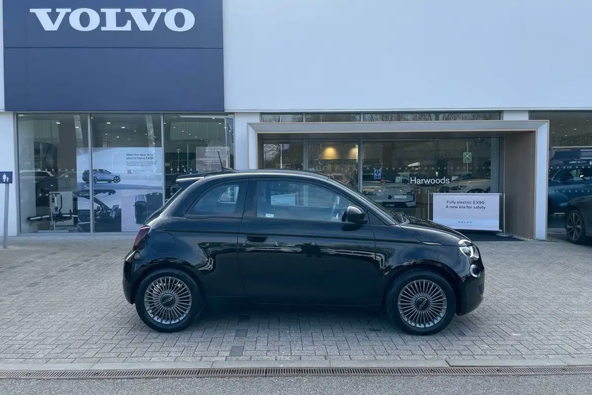 2022-fiat-500-e-action-big-1
