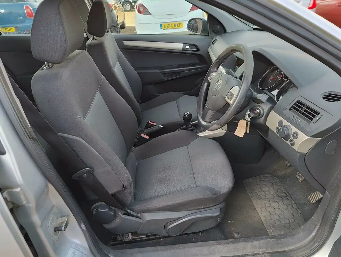 2007-vauxhall-astra-14-club-hatchback-big-13