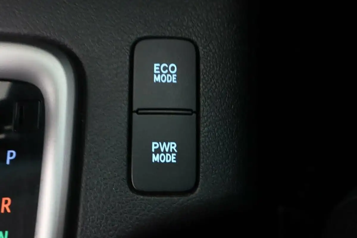 2021-toyota-hi-lux-28d-4d-invincible-204hpeu6d-auto-big-17