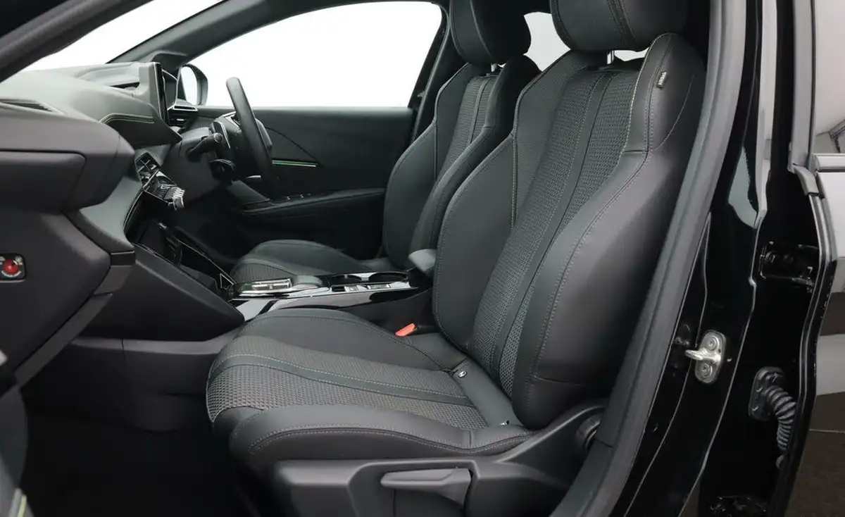 2023-peugeot-208-12-puretech-gt-100ps-eat8-big-14