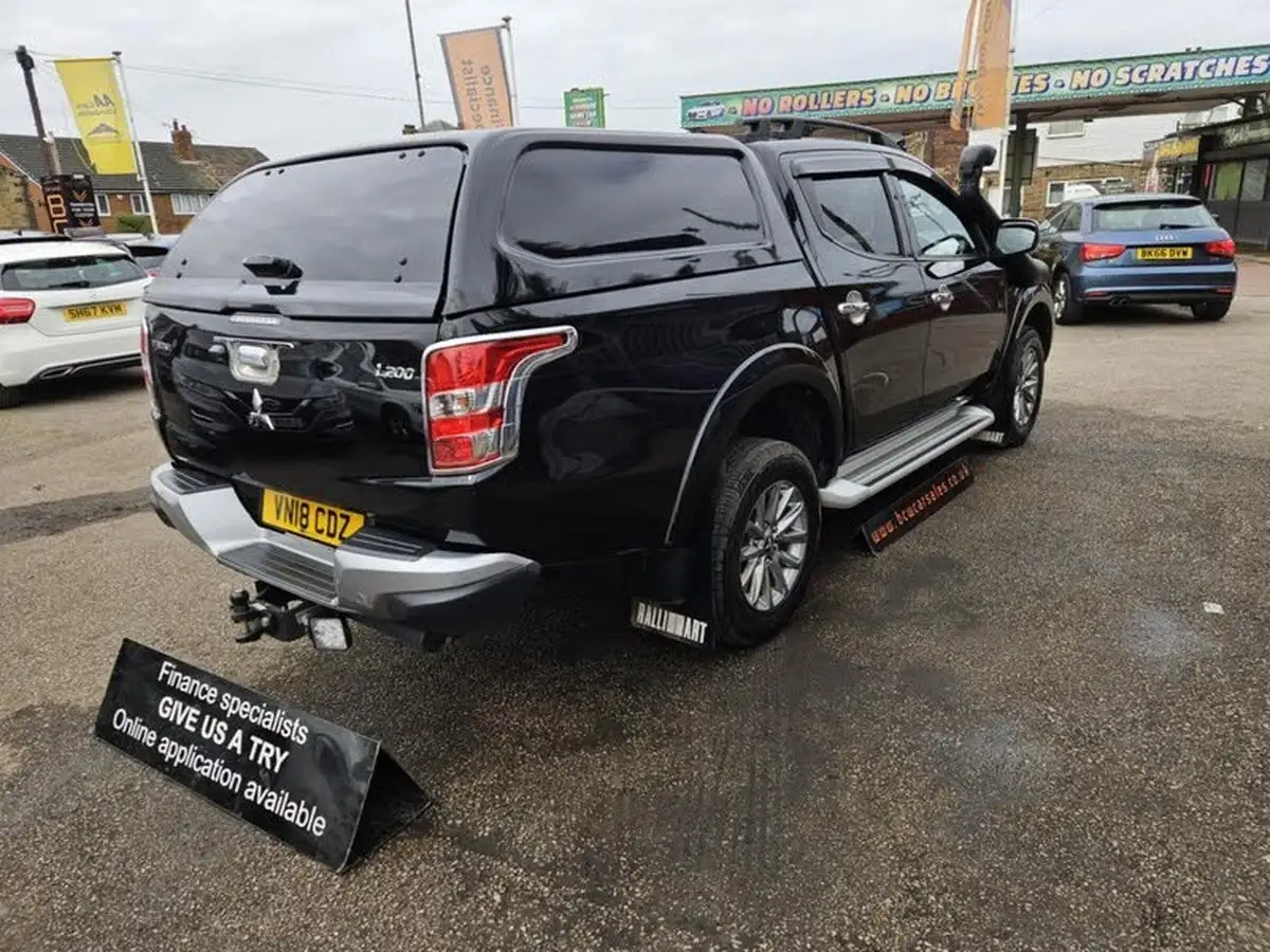 2018-mitsubishi-l200-24di-d-barbarian-sda-auto-big-7