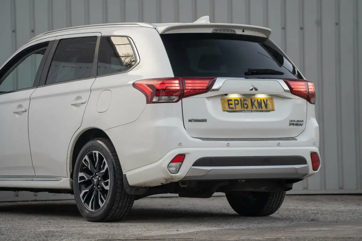 2016-mitsubishi-outlander-20-gx5hs-phev-big-46