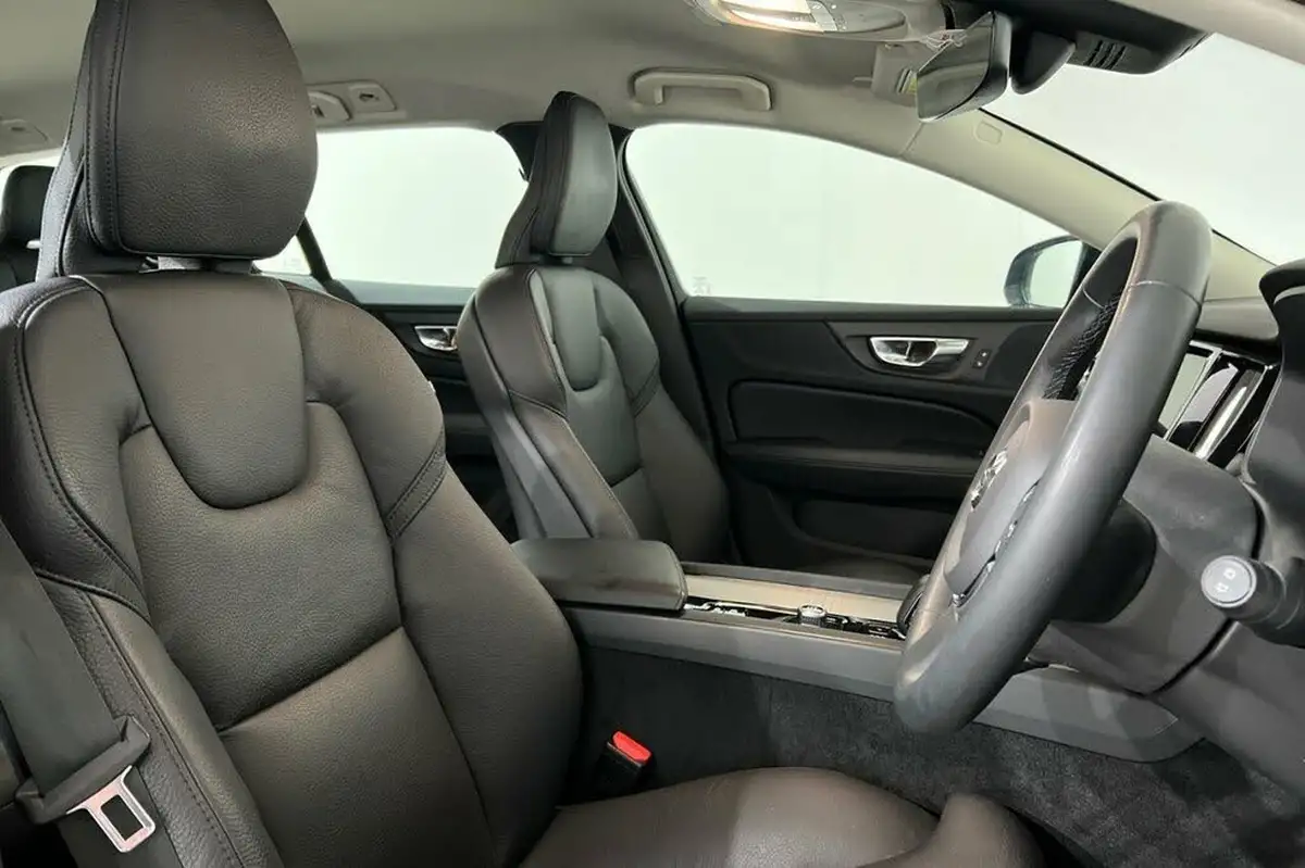 2022-volvo-v60-20-b3-plus-station-wagon-big-16