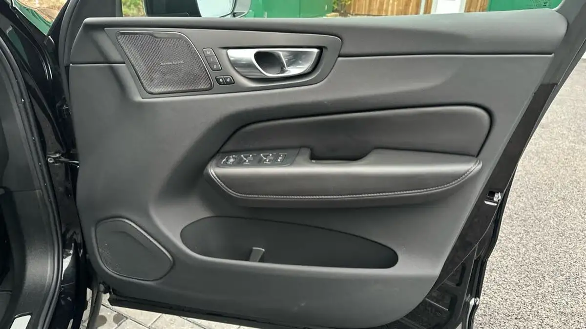2025-volvo-xc60-20-b5-plus-big-14
