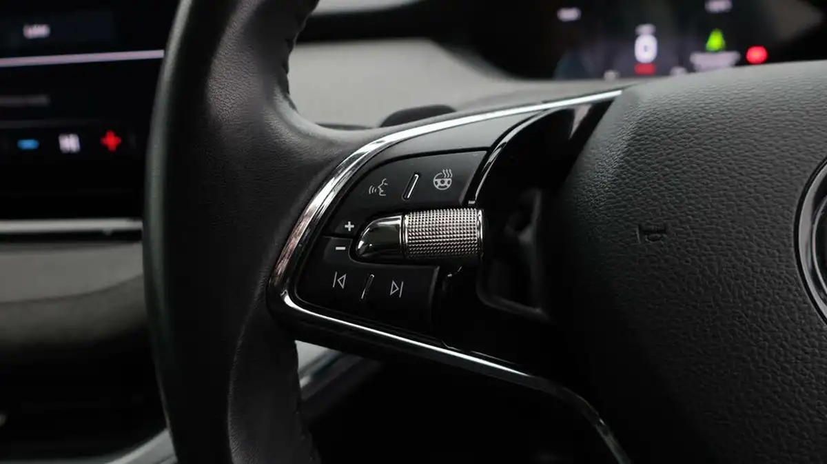 2021-skoda-enyaq-e-80-loft-82-kwh-big-24