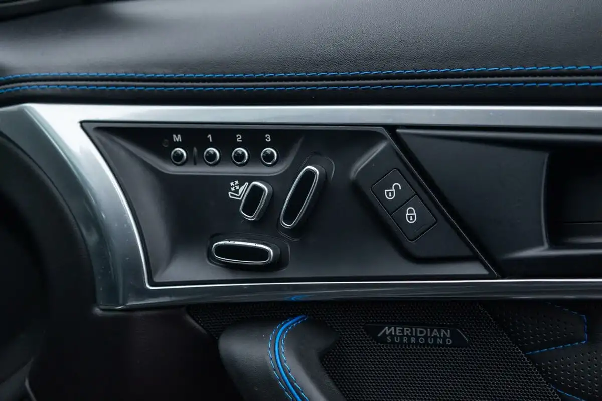 2017-jaguar-f-type-50-v8-sc-svr-awd-coupe-big-14
