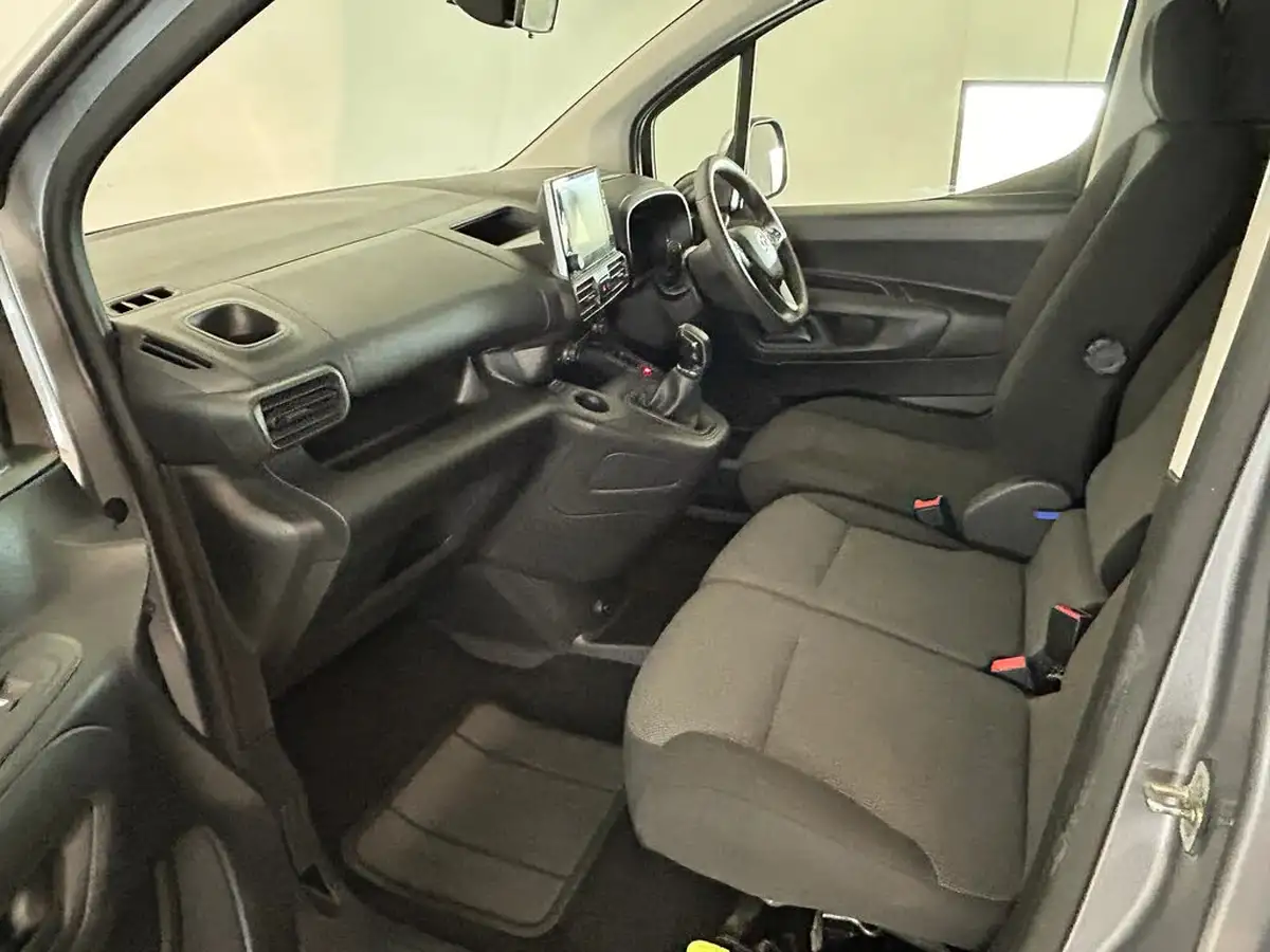2021-vauxhall-combo-15cdti-griffin-2000-big-37