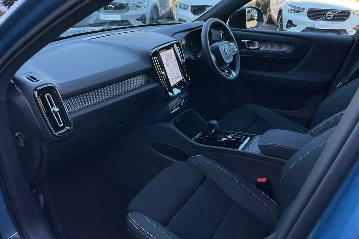 2024-volvo-xc40-20-b4-plus-big-25