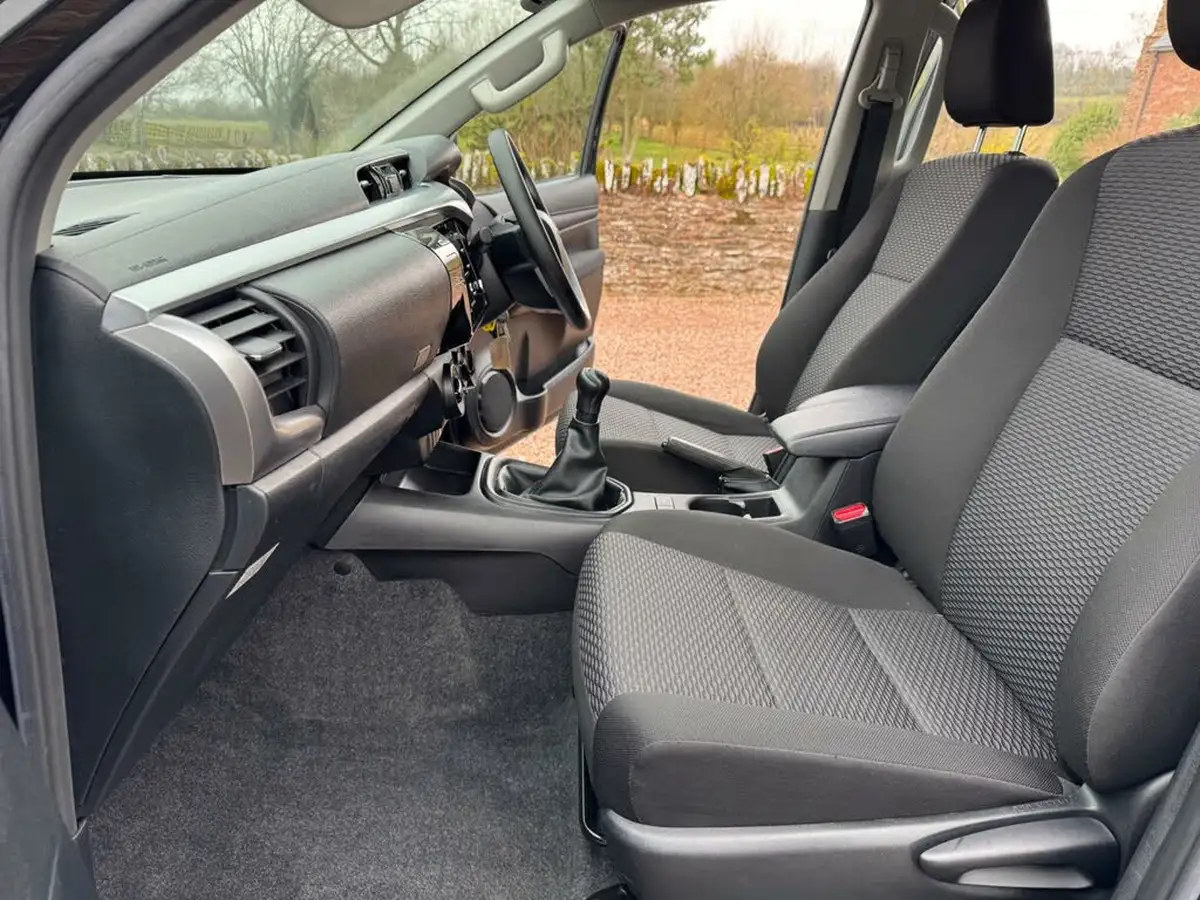 2022-toyota-hi-lux-24d-4d-active-150hpeu6d-double-cab-pick-up-big-13