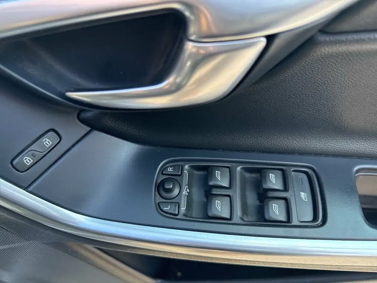 2012-volvo-v60-20td-d3-se-lux-136bhp-ss-geartronic-big-28