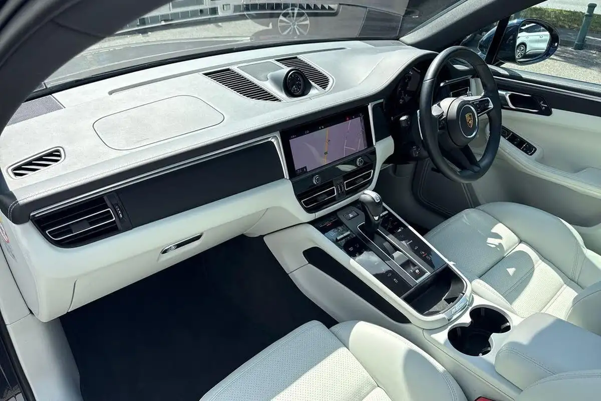 2022-porsche-macan-20-big-74