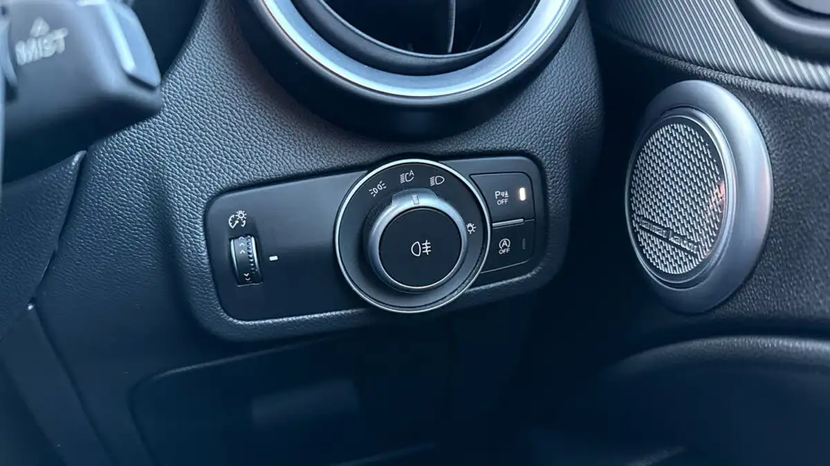 2018-alfa-romeo-stelvio-20-milano-big-30