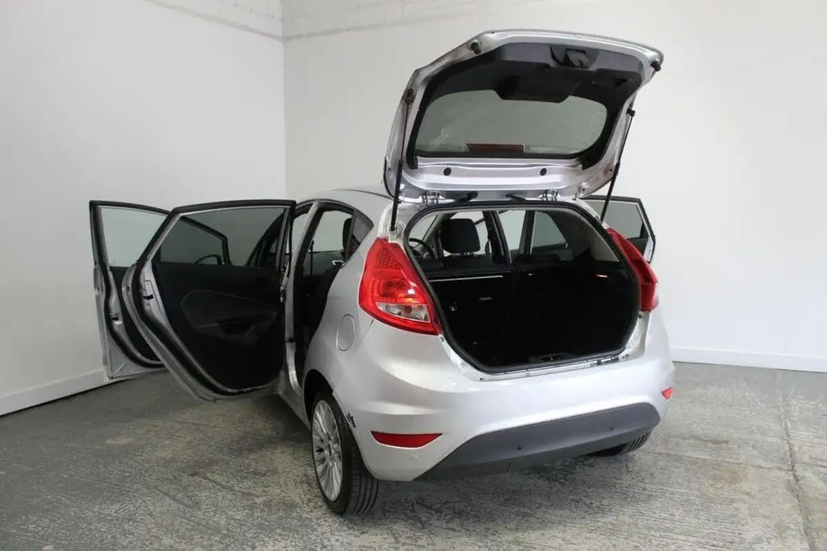 2011-ford-fiesta-16td-titanium-dpf-5d-big-18