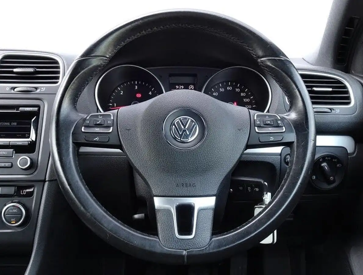 2013-volkswagen-golf-16td-se-bluemotion-tech-cabriolet-2d-big-15