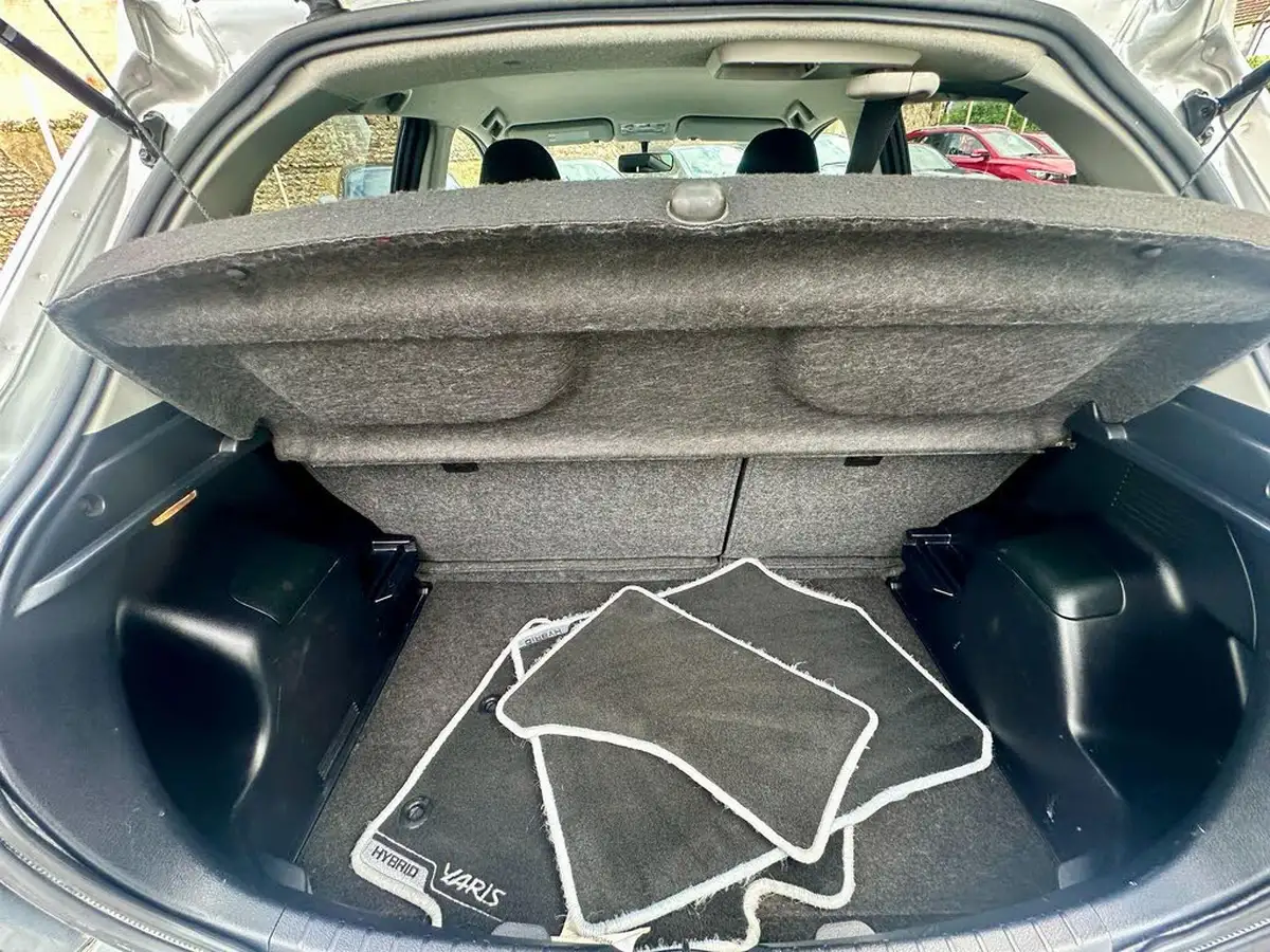 2012-toyota-yaris-15-vvt-i-t4-big-45
