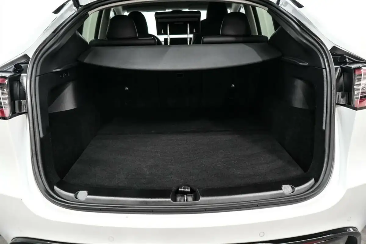 2022-tesla-model-y-e-long-range-big-13