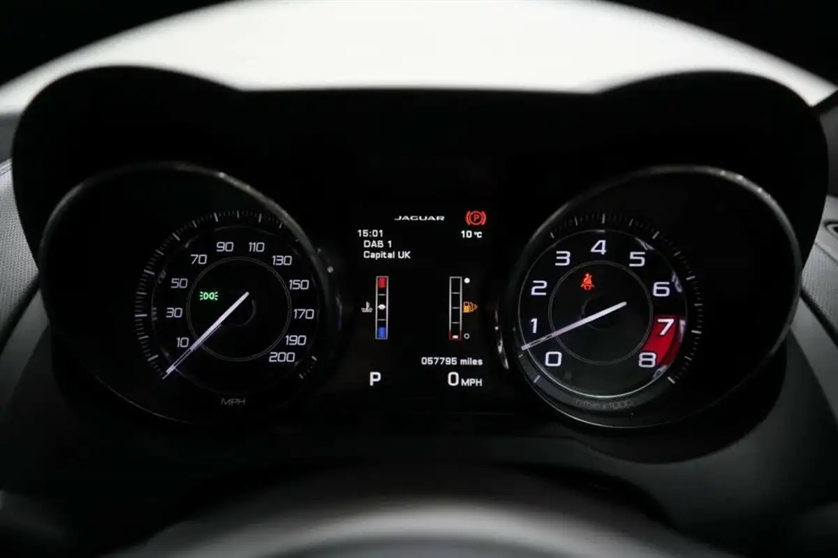 2013-jaguar-f-type-50-s-big-36