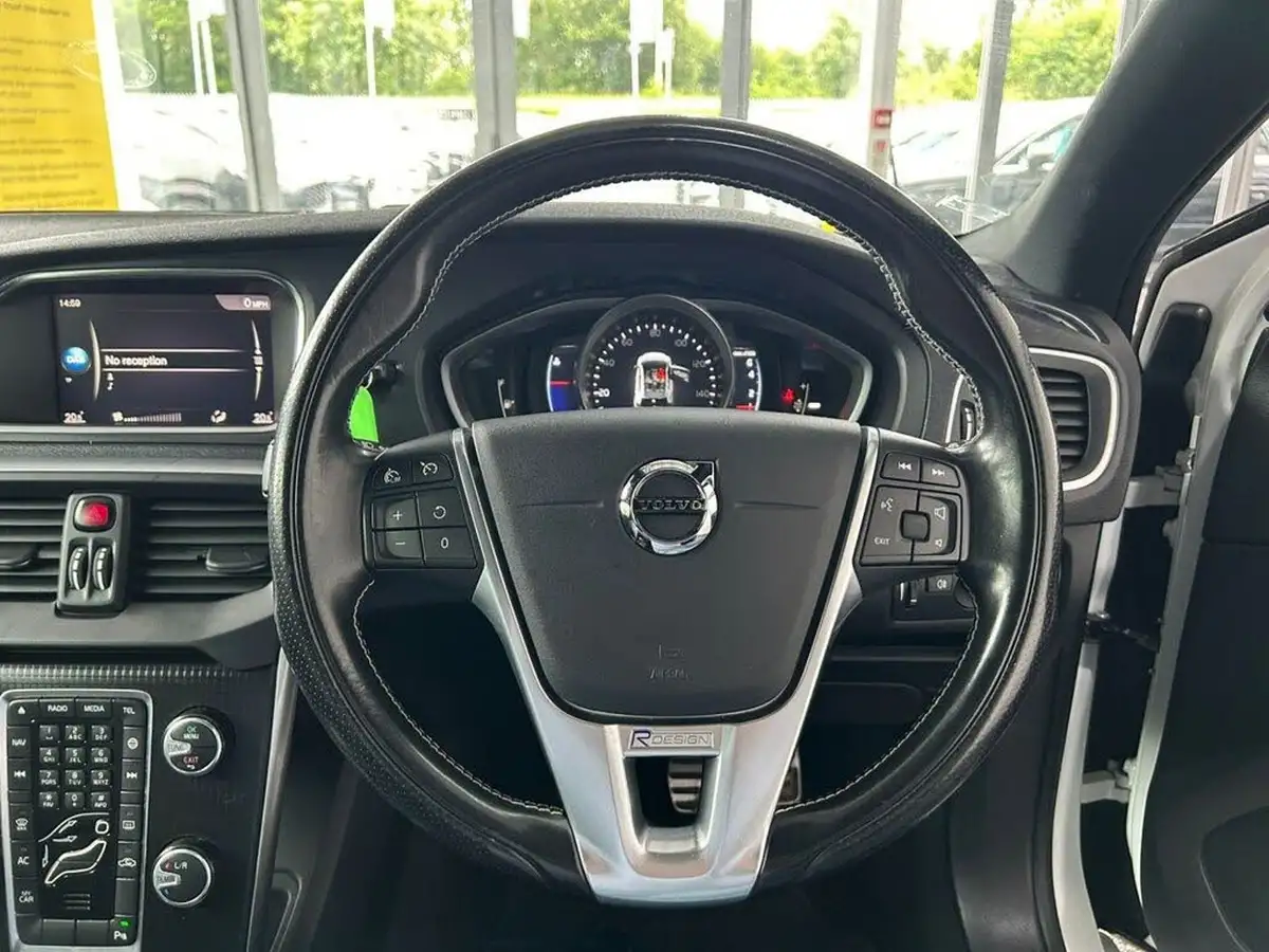 2017-volvo-v40-20-t3-r-design-pro-big-17