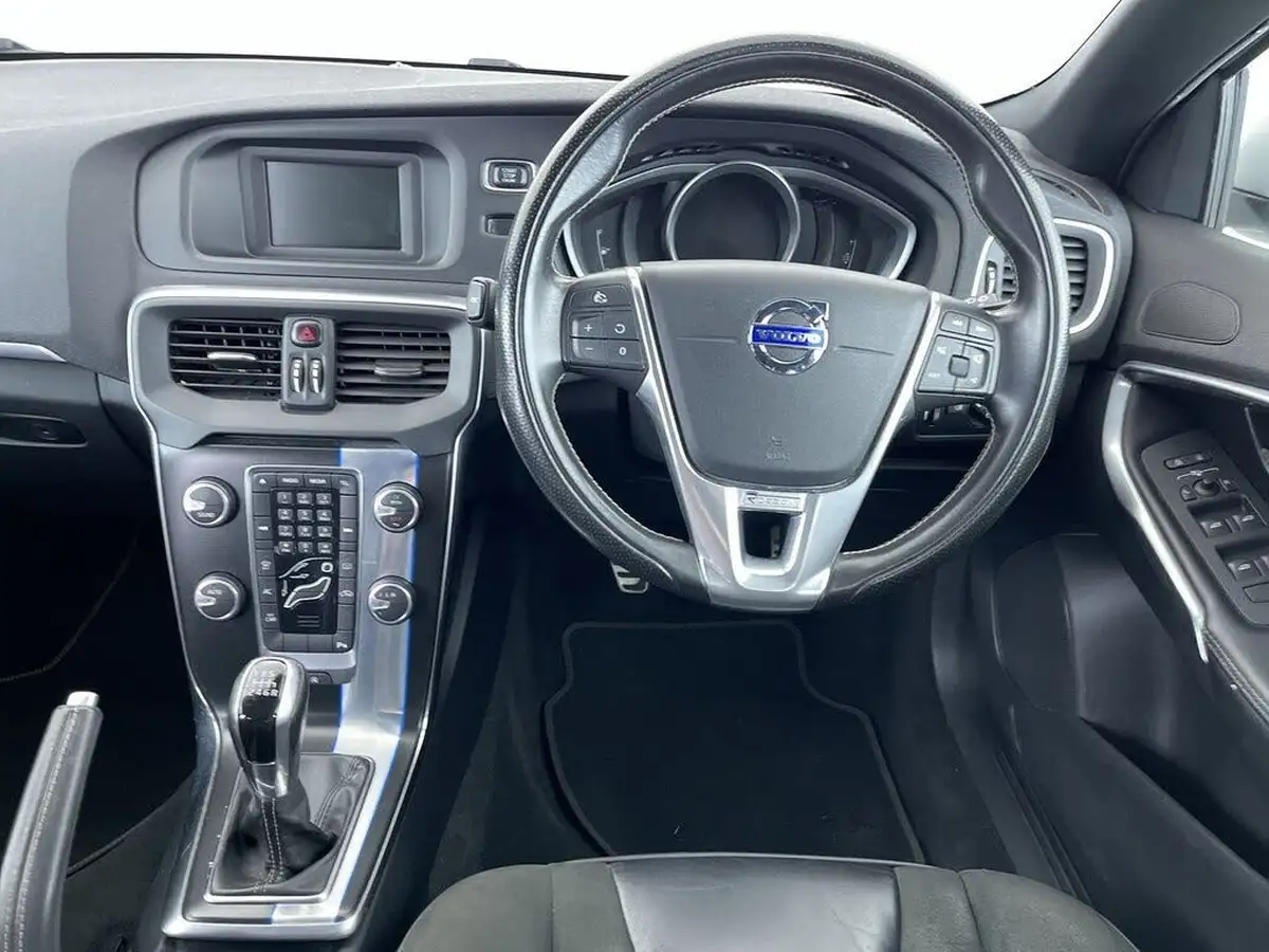 2016-volvo-v40-20-t2-r-design-big-34