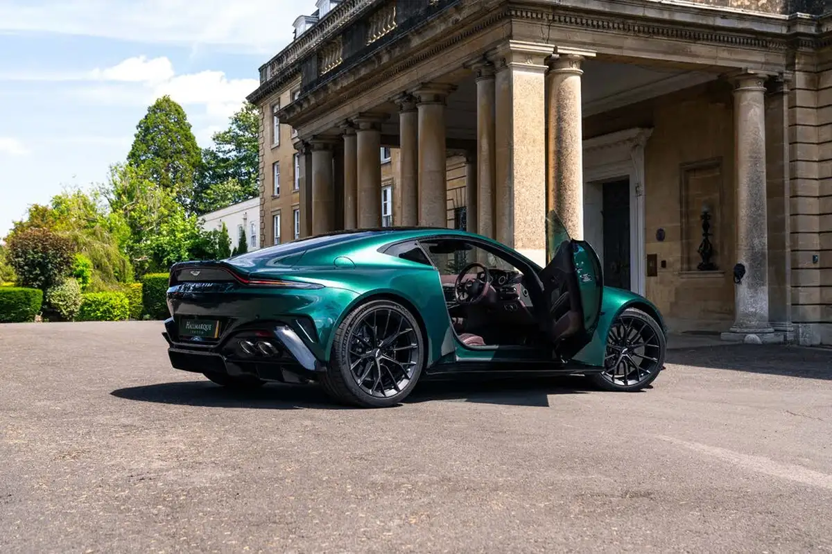 2024-aston-martin-vantage-big-13
