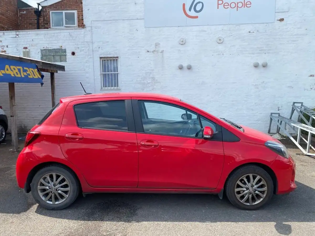 2017-toyota-yaris-133-icon-5d-big-10