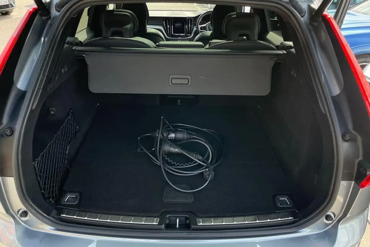 2021-volvo-xc60-20-t6-r-design-340bhp-big-18