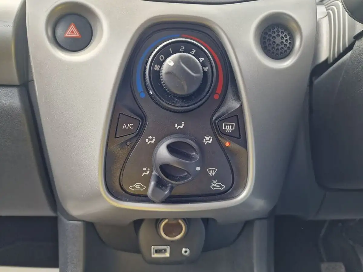 2016-toyota-aygo-10-vvt-i-x-play-68bhp-3d-big-24
