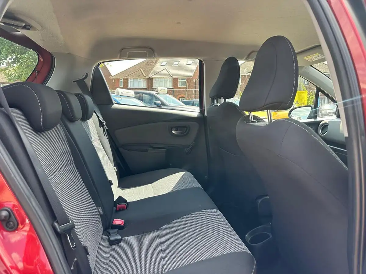2015-toyota-yaris-15-vvt-i-icon-hybrid-big-10