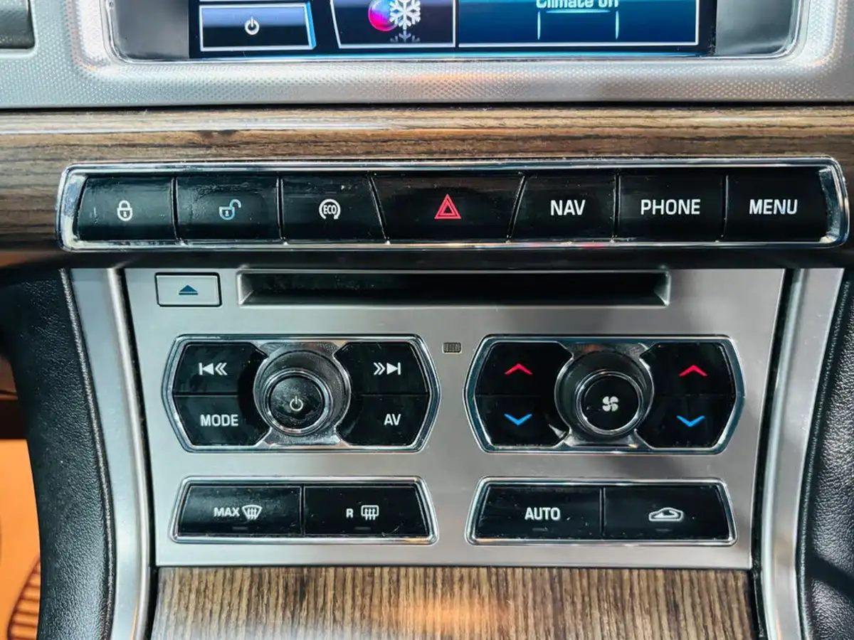 2012-jaguar-xf-22td-luxury-190ps-saloon-4d-auto-big-23