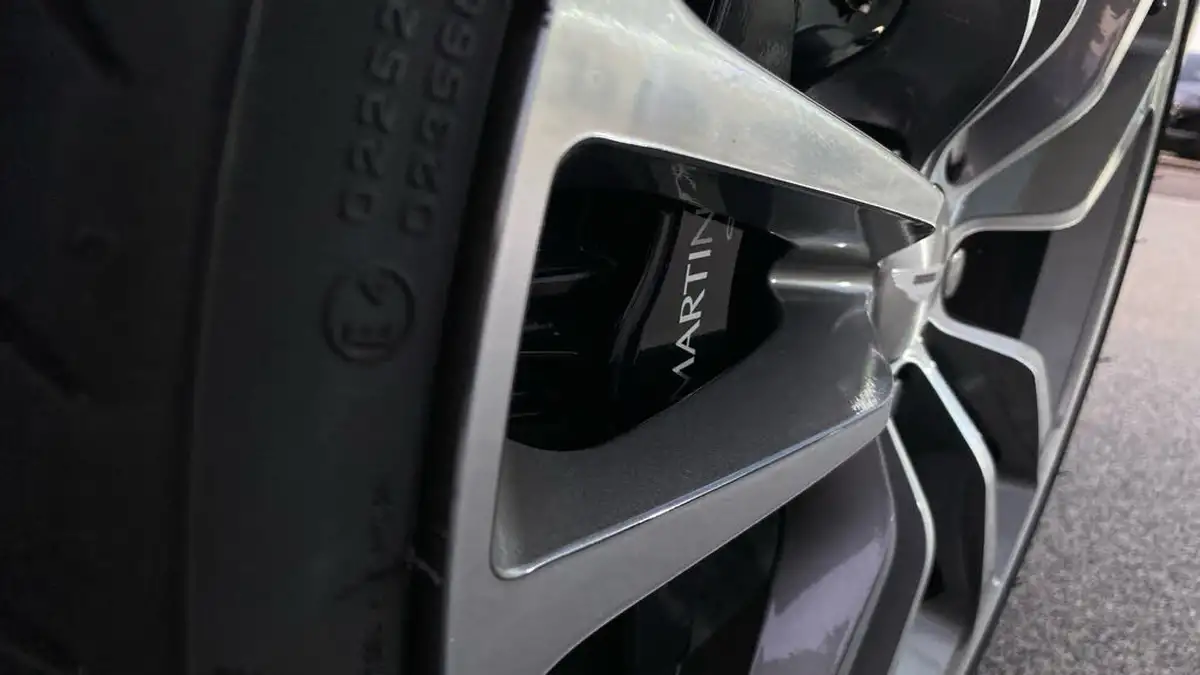 2010-aston-martin-dbs-60-touchtronic-big-19