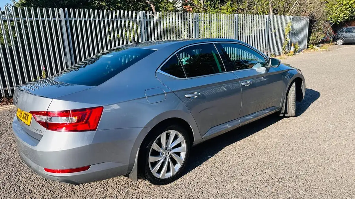 2016-skoda-superb-20tdi-se-business-hatchback-dsg-big-13
