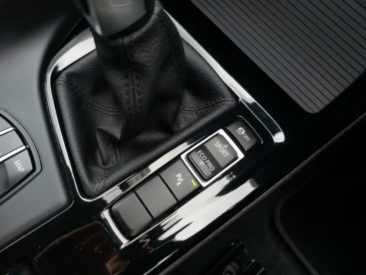 2022-bmw-x1-20td-sdrive18d-xline-big-18