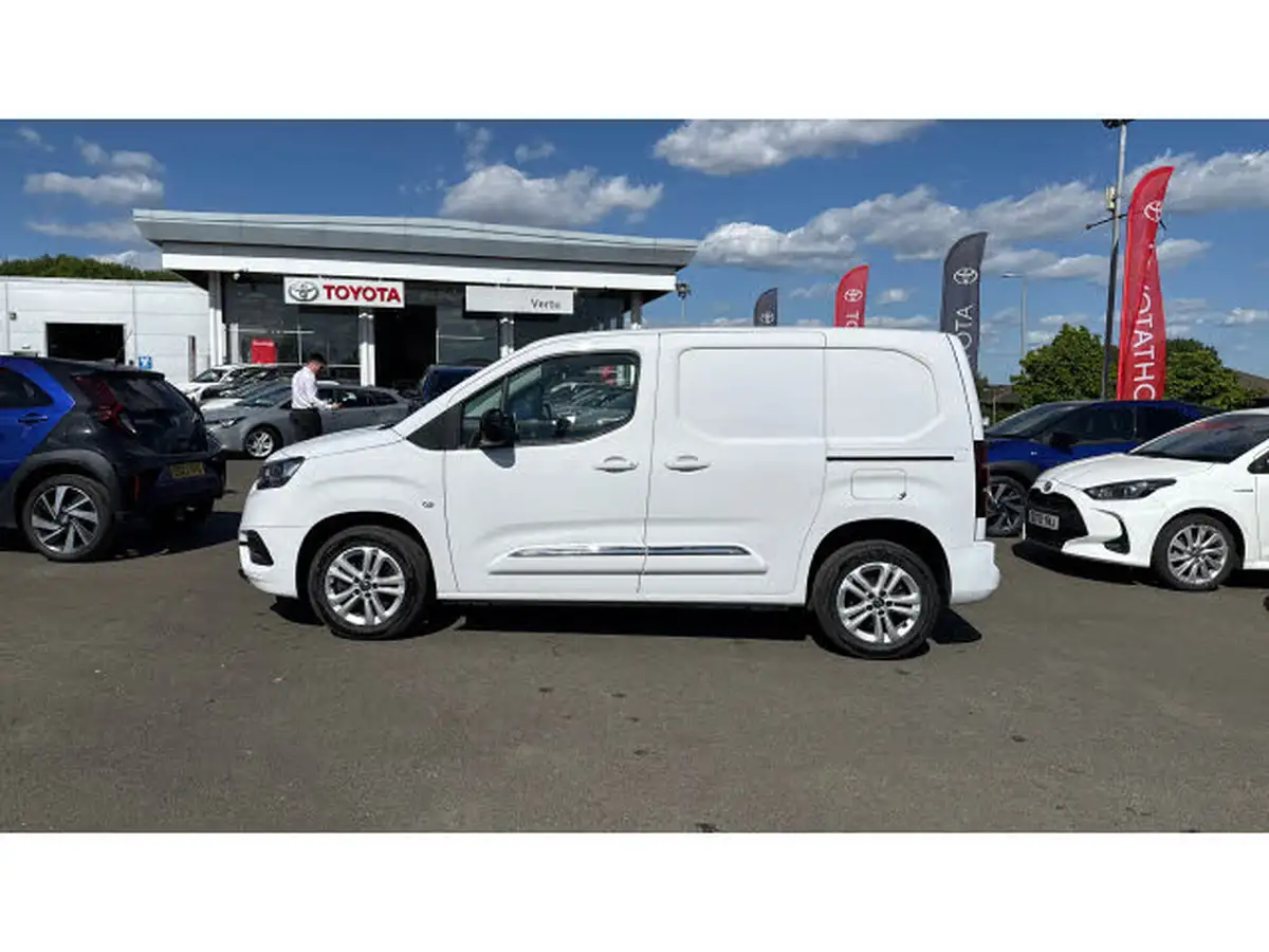 2023-toyota-proace-city-15d-design-100hpeu6d-big-16