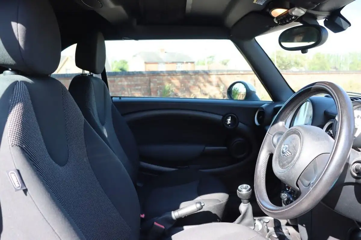 2013-mini-cooper-16-cooper-122bhp-convertible-2d-big-13