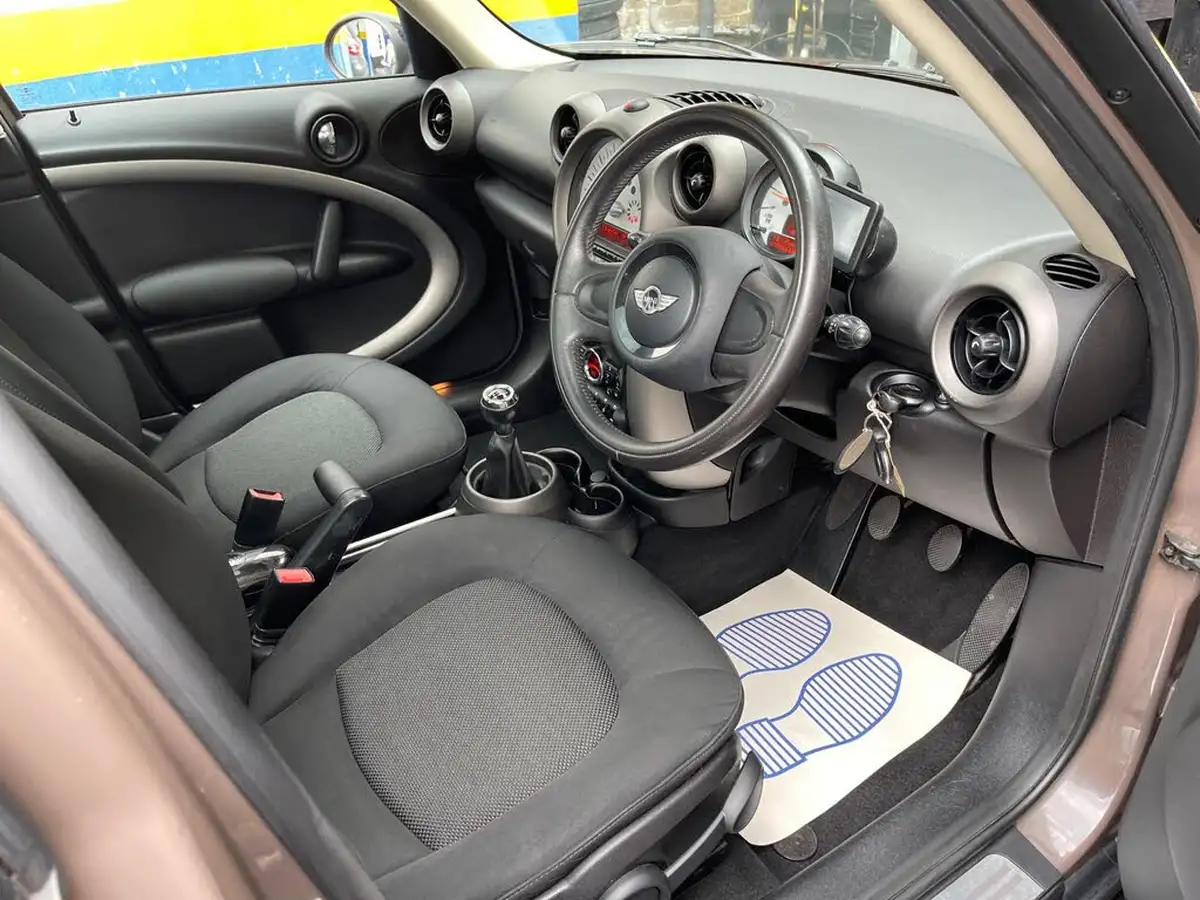 2011-mini-countryman-16-cooper-pepper-big-18