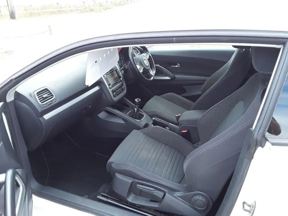 2011-volkswagen-scirocco-20td-gt-170ps-cr-dsg-big-10