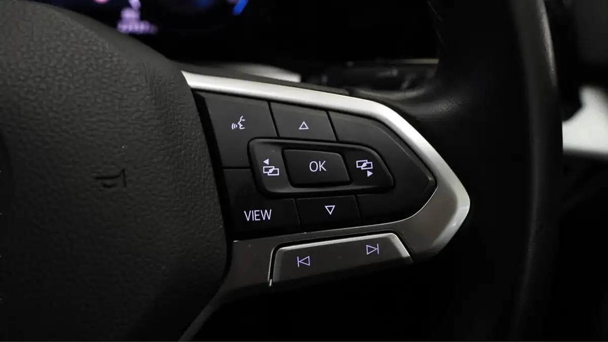 2021-volkswagen-golf-15-tsi-life-130ps-hatchback-big-22