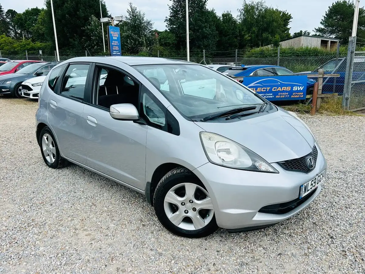 2009-honda-jazz-14-es-t-big-0