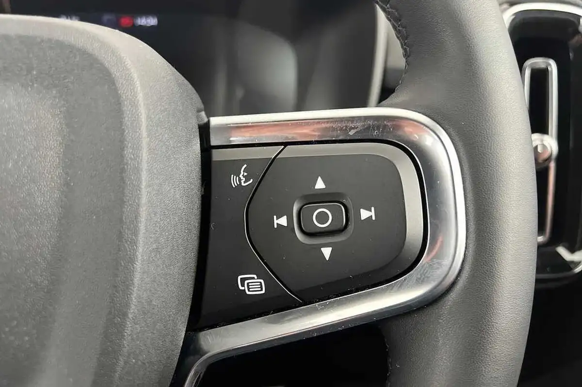2021-volvo-xc40-15-t3-r-design-161bhp-big-11