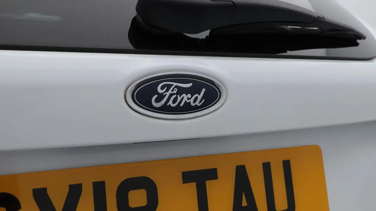 2018-ford-focus-10t-st-line-140ps-hatchback-big-21