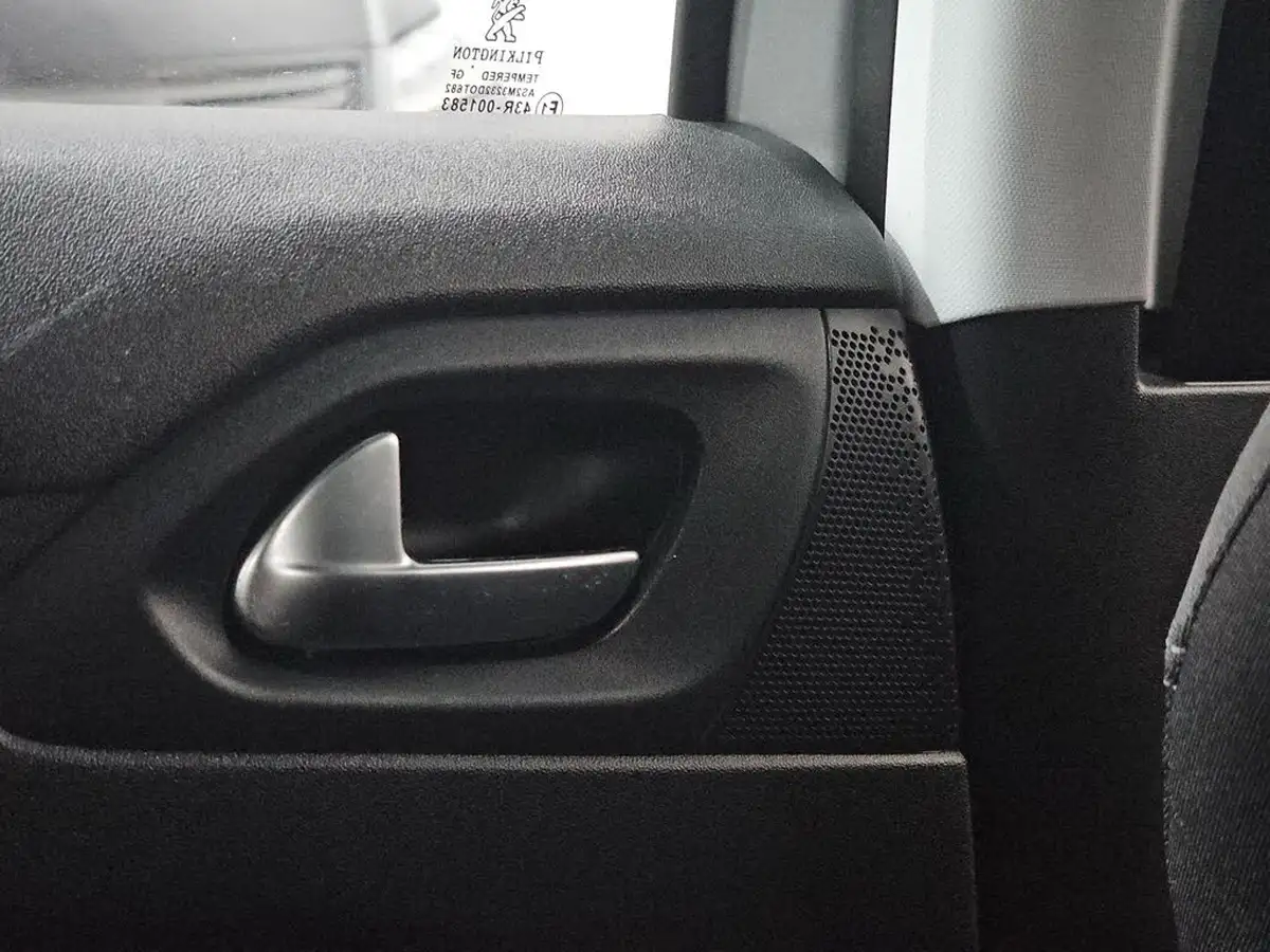 2015-peugeot-208-10-access-5d-big-33