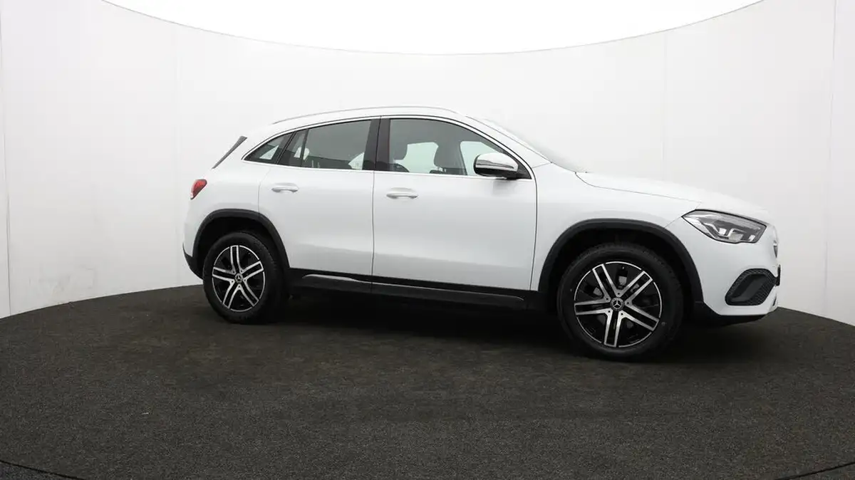2021-mercedes-benz-gla-class-20d-gla-200d-sport-big-39
